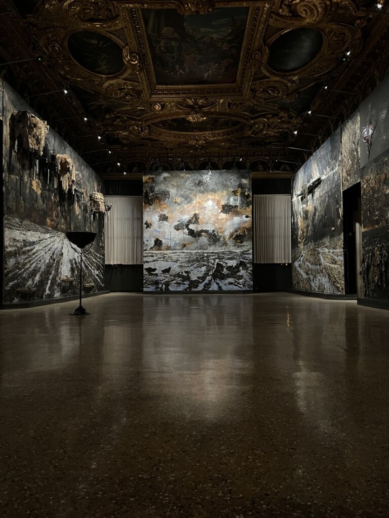 Anselm Kiefer, Questi scritti, quando verranno bruciati, daranno finalmente un po’ di luce, Palazzo Ducale, Venezia. Lighting Design Studio Baldieri. Ph. Massimiliano Baldieri