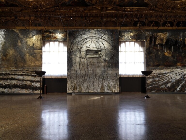 Anselm Kiefer. Questi scritti, quando verranno bruciati, daranno finalmente un po' di luce (Andrea Emo). Exhibition view at Palazzo Ducale, Venezia 2022 © Anselm Kiefer. Photo Georges Poncet. Courtesy Gagosian