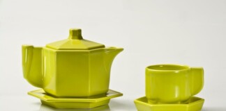 Bas van Beek. Caffettiera, tazza e piattini Missing Link. Porcellana, 2010. Courtesy the Artist