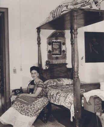 Bernard Silberstein, Frida in camera da letto, Messico, 1940. Stampa alla gelatina d'argento