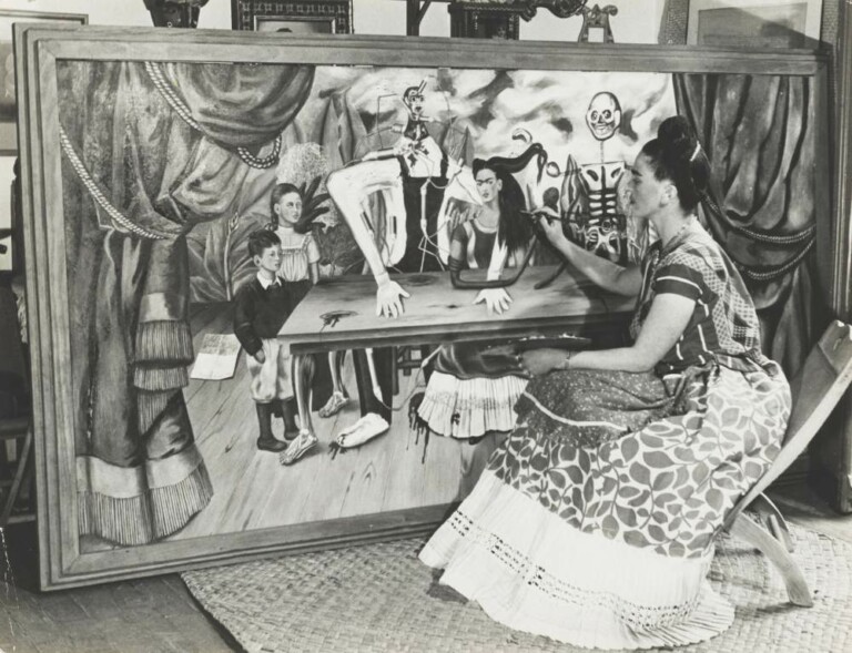 Bernard Silberstein, Frida mentre dipinge La tavola ferita, Messico, 1940. Stampa alla gelatina d'argento