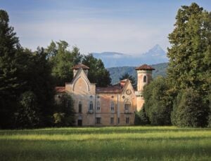 Arte e camelie al Castello di Miradolo in Piemonte