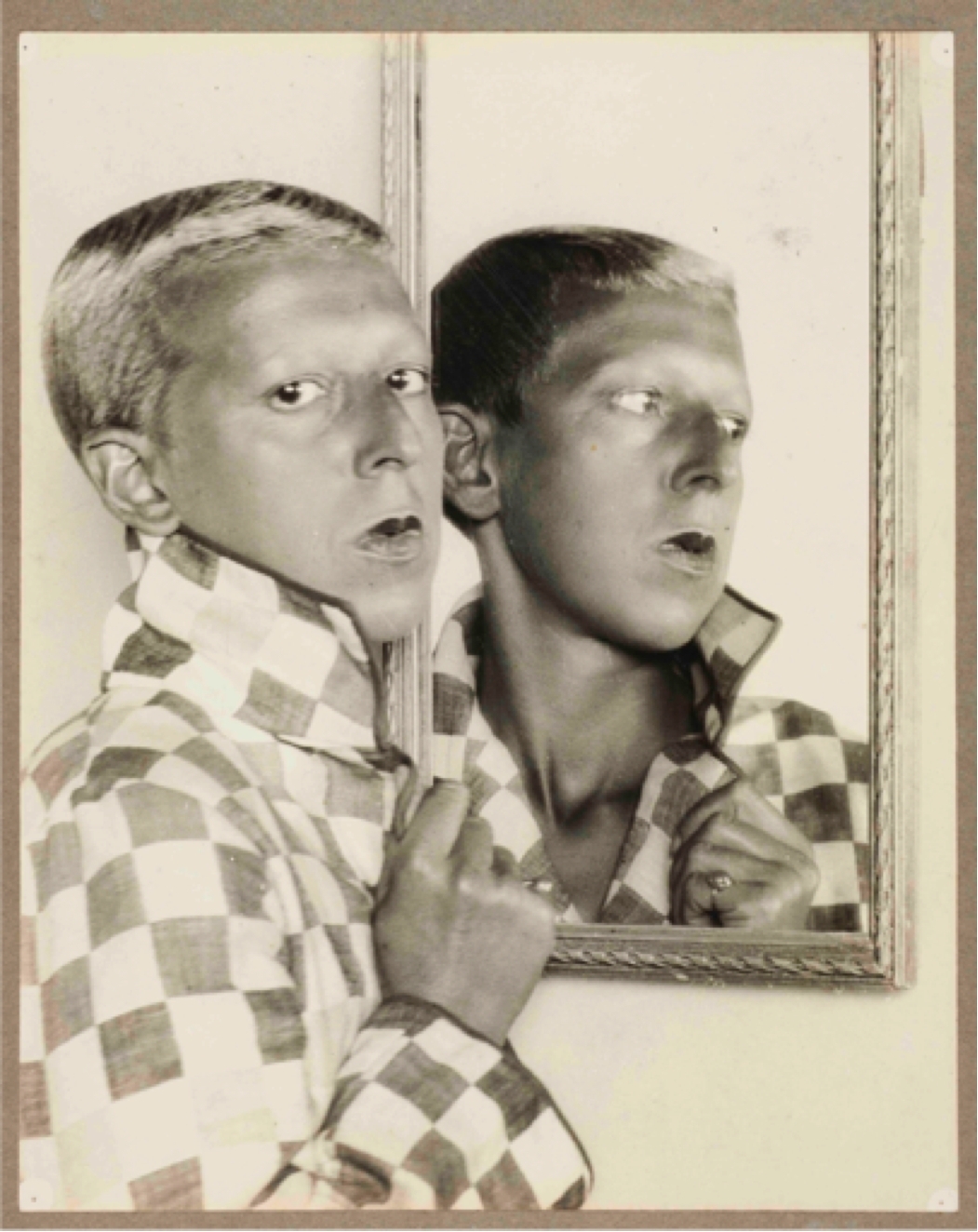 Claude Cahun, Untitled, Self portrait, 1928 ca., photograph, gelatin silver print, 30 x 23,8 cm. Courtesy of Musée d’arts de Nantes