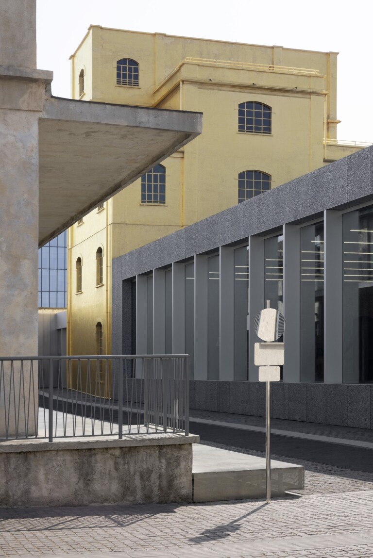 Elmgreen & Dragset. Useless Bodies_ Exhibition view at Fondazione Prada, Milano 2022. Photo Andrea Rossetti. Courtesy Fondazione Prada