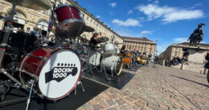 Il Te Deum suonato da centinaia di rocker in piazza a Torino per l’Eurovision 2022
