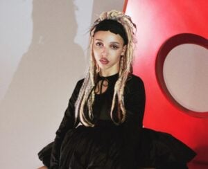 Moda e ottimismo nell’ultimo video di FKA twigs per l’International Woolmark Prize