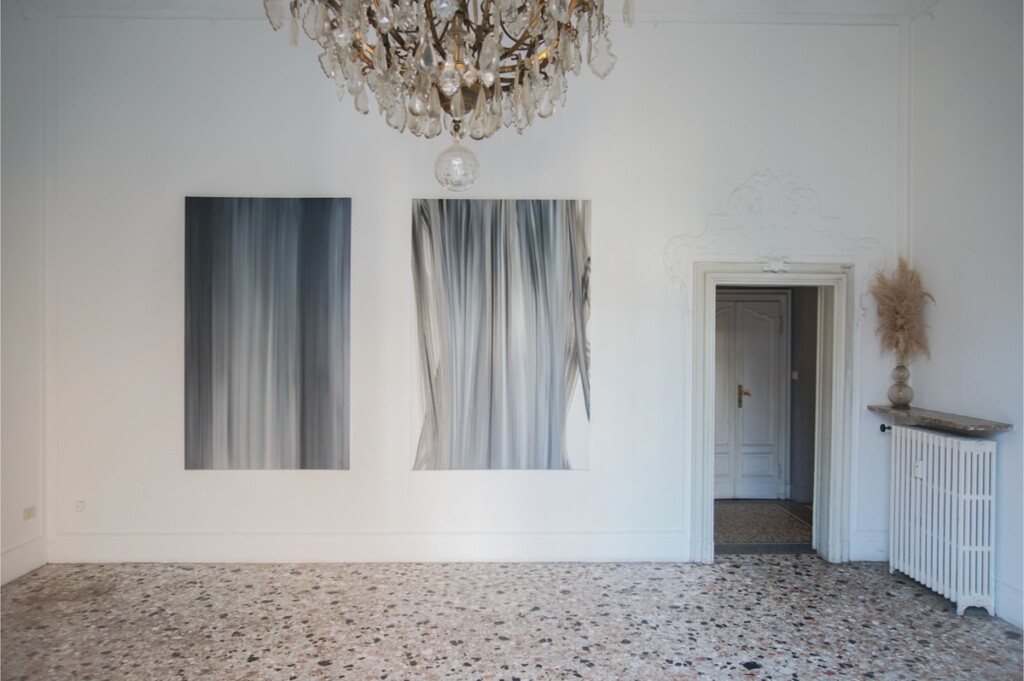 Svelare la pittura. La mostra di Flavia Albu a Milano