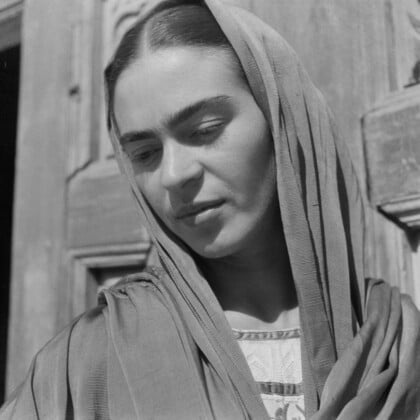 Fritz Henle, Frida all'uscita della chiesa, Messico, 1937. Stampa alla gelatina d'argento