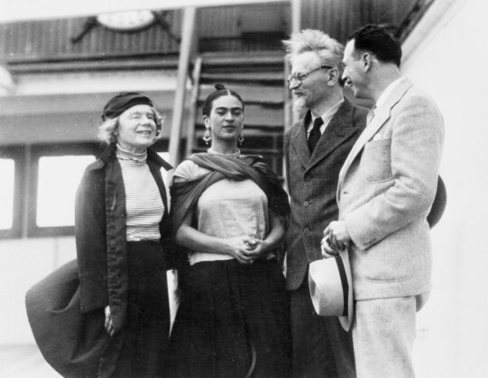 Fritz Henle, L'arrivo di Trotsky in Messico con la moglie, accolto da Frida Kahlo e da Schachtman, 1937