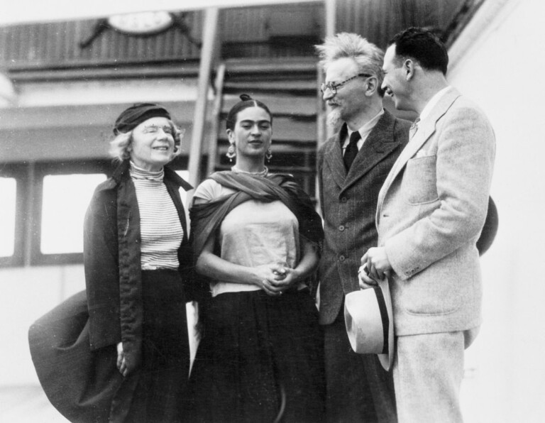 Fritz Henle, L'arrivo di Trotsky in Messico con la moglie, accolto da Frida Kahlo e da Schachtman, 1937