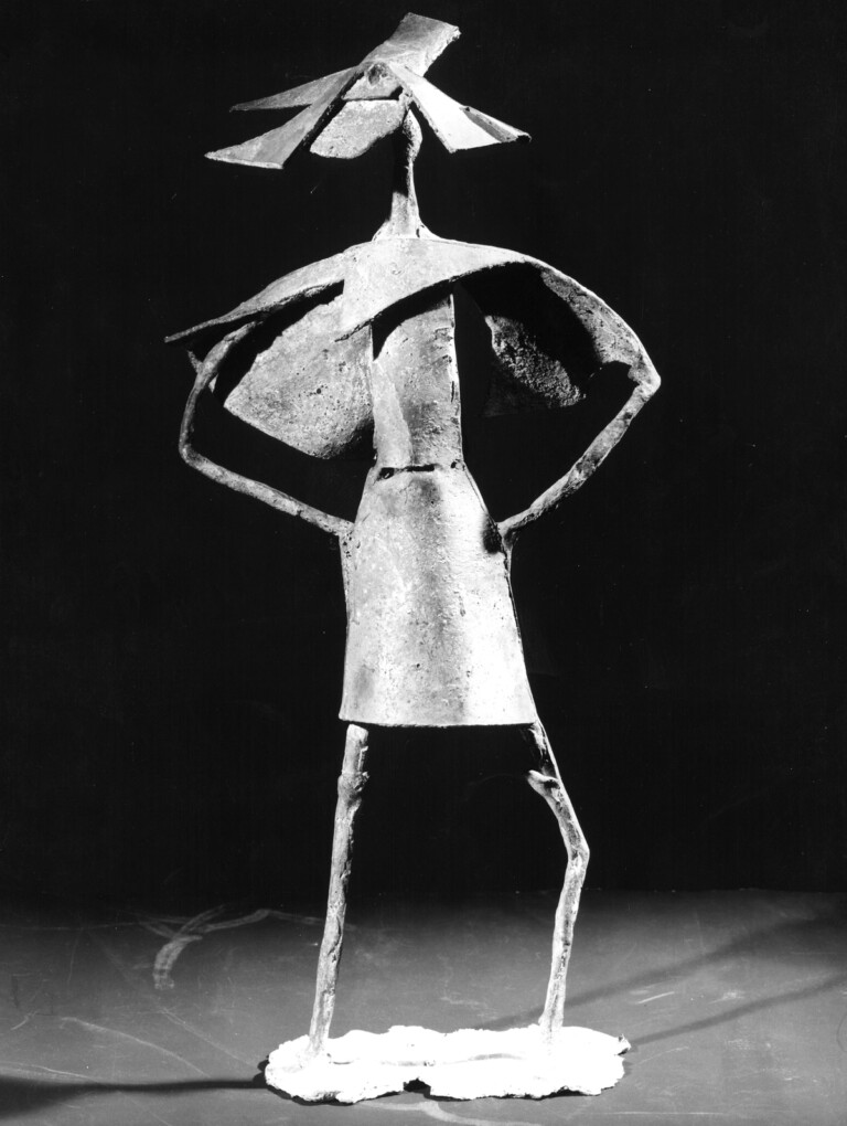 Gina Klaber Thusek Dame in Cape und Minirock Lady in Cape and Mini Skirt 1968 bronzo. Courtesy Palais Mamming Museum Gina Klaber Thusek ed Elisabeth Hölzl in mostra a Merano