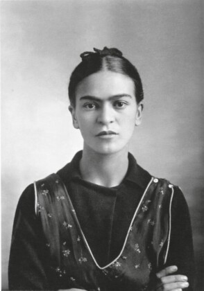 Guillermo Kalho, Frida Kahlo dopo la morte della madre, Messico, 1932. Stampa alla gelatina d'argento, vintage