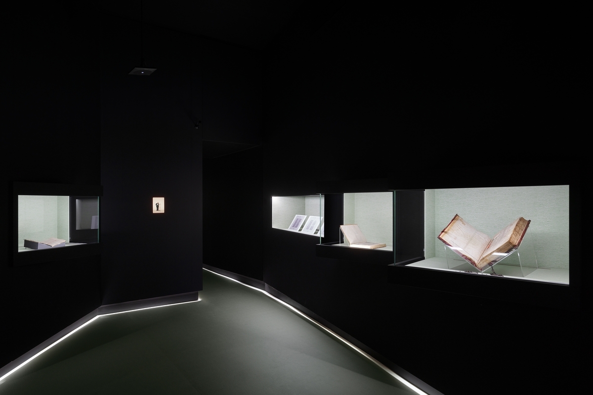 cervelli umani.  Inizia con un'idea.  Veduta della mostra alla Fondazione Prada, Venezia 2022. Foto Marco Cappelletti