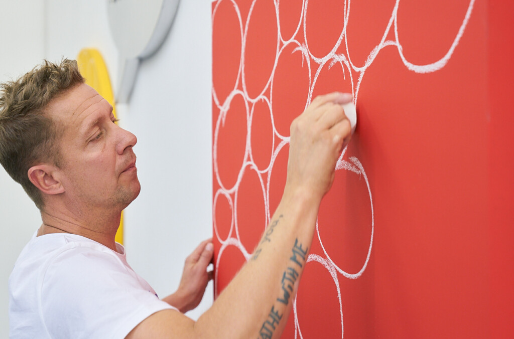 Right here, right now. L’artista Jeppe Hein firma il progetto del 2022 Carte Blanche per Ruinart