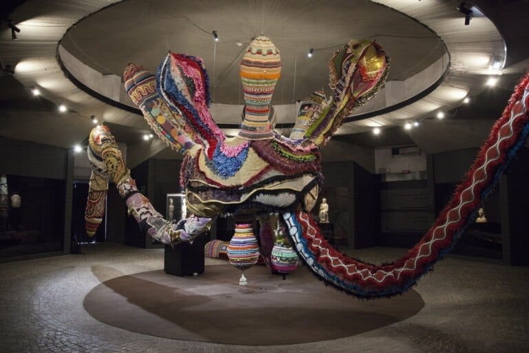 Joana Vasconcelos. Exhibition view at Museo Archeologio Paolo Orsi, Siracusa 2022. Courtesy dell’artista e del Parco Archeologico e Paesaggistico di Siracusa, Eloro, villa del Tellaro e Akrai. Photo Maria Pia Ballarino