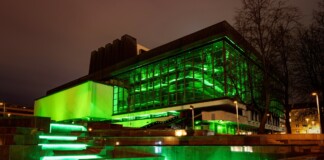 L’Opera di Vilnius illuminata di verde in segno di solidarietà con i lavoratori della sanità impegnati contro la lotta al COVID 19, settembre 2020. Photo Martynas Aleksa – LNOBT Archive