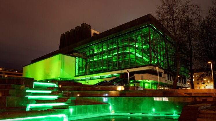 L’Opera di Vilnius illuminata di verde in segno di solidarietà con i lavoratori della sanità impegnati contro la lotta al COVID 19, settembre 2020. Photo Martynas Aleksa – LNOBT Archive