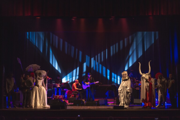 La Compagnia della Fortezza con Vinicio Capossela al Teatro Persio Flacco di Volterra, (credit Nico Rossi)