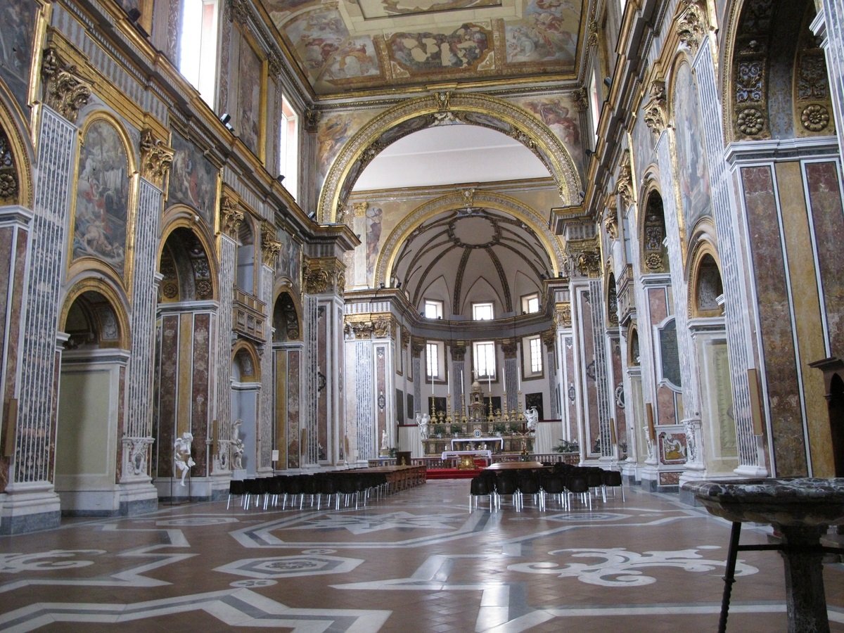 La navata centrale della Basilica di San Paolo Maggiore a Napoli. Photo CC BY SA 2.0 via Flickr