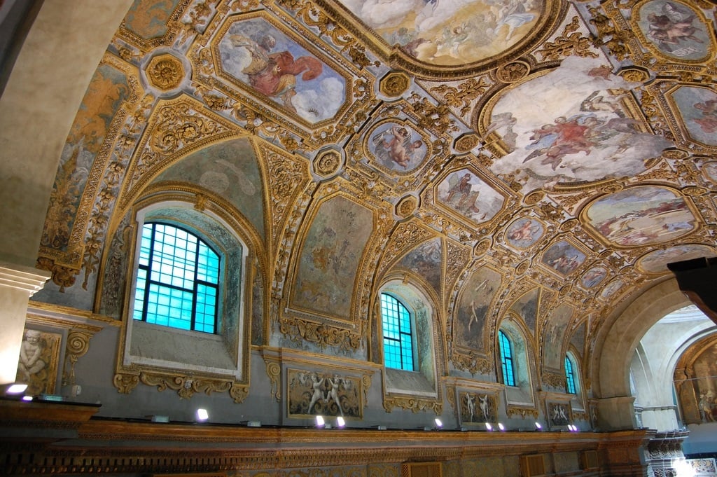 La volta della Chiesa di Donnaregina Nuova a Napoli vista dal Coro delle Converse. Photo CC BY 2.0 via Wikipedia