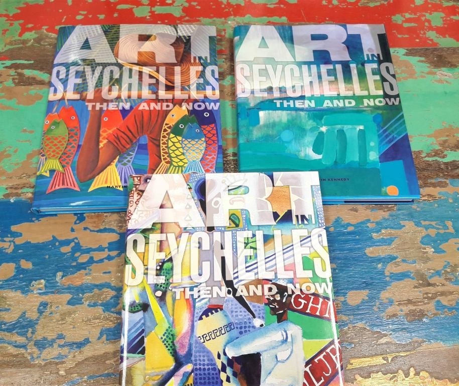 Les trois versions du volume « Art in Seychelles - Then and Now » (2017).  Photo numérique