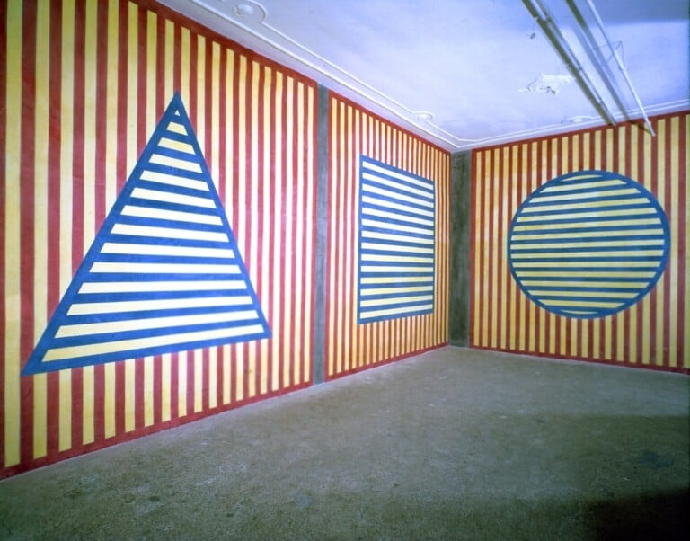 L'opera site specific di Sol LeWitt alla Galleria Ugo Ferranti nell'ambito della mostra “Sol LeWitt – Cy Twombly, New Works”, dal 14 dicembre 1983