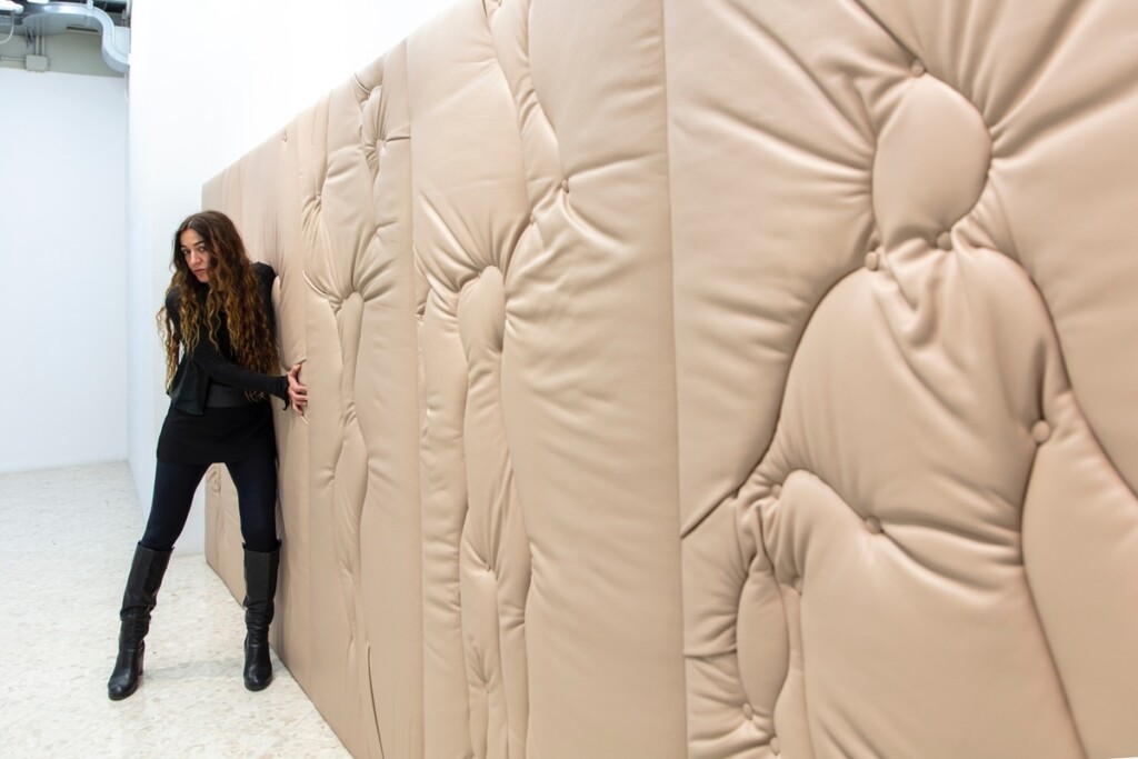 Corpo e spazio nella mostra di Loredana Longo a Palermo