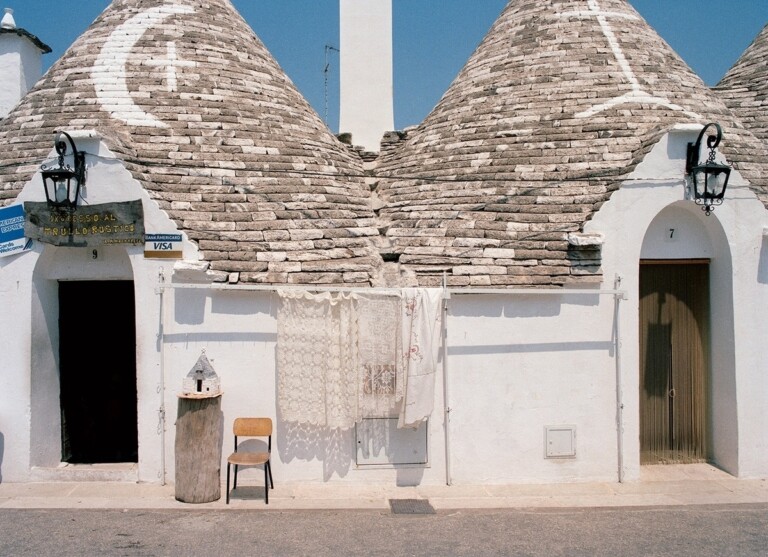 Luigi Ghirri, Alberobello, 1986. Da _Puglia. Tra albe e tramonti_ (MACK, London 2022). Courtesy the estate of the artist and MACK