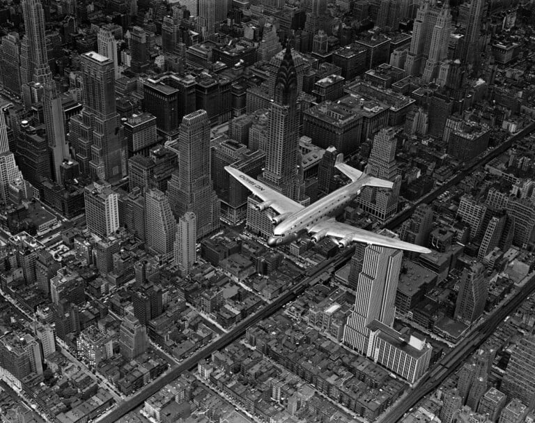 Margaret Bourke-White, A DC-4 Flying Over New York City, 1939, fotografia, 76.2x96.5 cm. Foster Family Collection © Margaret Bourke-White, VEGAP, Bilbao, 2022 © LIFE Gallery of Photography