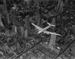 Margaret Bourke-White, A DC-4 Flying Over New York City, 1939, fotografia, 76.2x96.5 cm. Foster Family Collection © Margaret Bourke-White, VEGAP, Bilbao, 2022 © LIFE Gallery of Photography