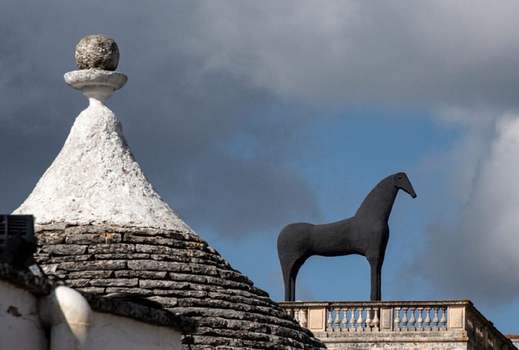 Arte tra i trulli. Ad Alberobello la mostra diffusa che celebra i 25 anni dell’Unesco