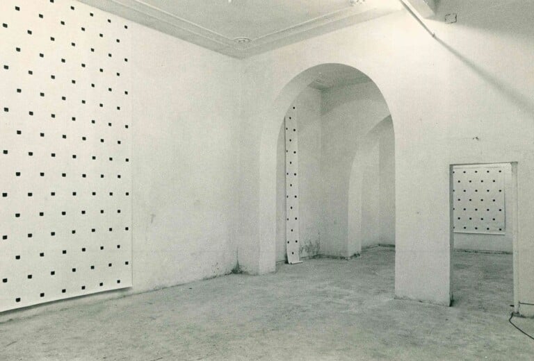 Niele Toroni, Impronte di pennello n.50 ripetute a intervalli regolari di 30 cm, dal 12 novembre 1974 alla Galleria Ugo Ferranti