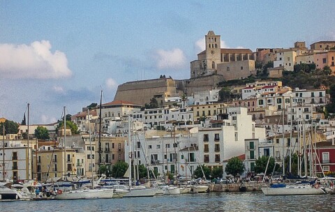 Puerto de Ibiza, en Baleares (España), ph Jc REY, fonte Wikimedia