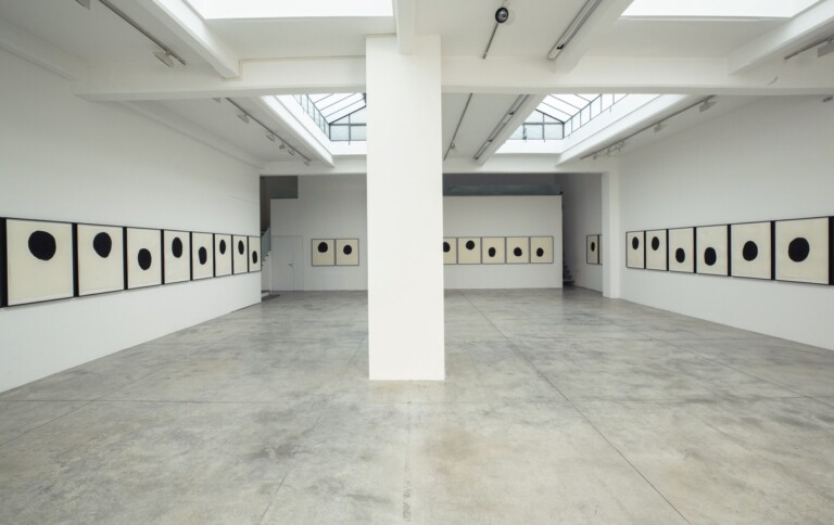 Richard Serra. 40 Balls. Exhibition view at Cardi Gallery, Milano 2022. Photo Paolo Regis. Courtesy Cardi Gallery