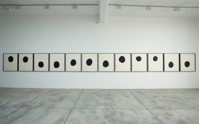 Richard Serra. 40 Balls. Exhibition view at Cardi Gallery, Milano 2022. Photo Paolo Regis. Courtesy Cardi Gallery