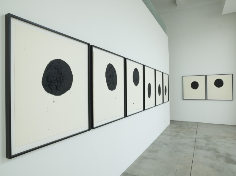 Richard Serra. 40 Balls. Exhibition view at Cardi Gallery, Milano 2022. Photo Paolo Regis. Courtesy Cardi Gallery