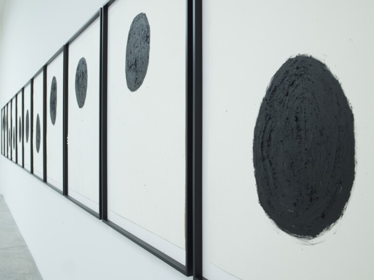 Richard Serra. 40 Balls. Exhibition view at Cardi Gallery, Milano 2022. Photo Paolo Regis. Courtesy Cardi Gallery