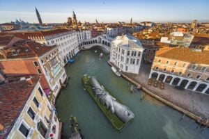 A Venezia la monumentale “catena umana” di Saype