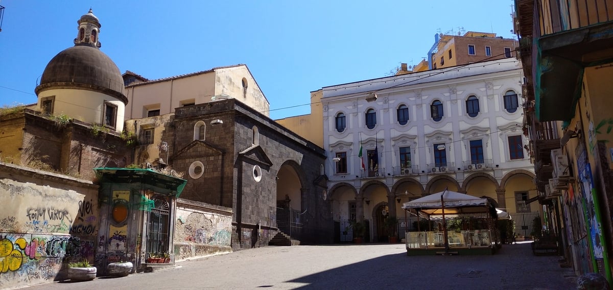 Sant'Anna dei Lombardi a Napoli. Photo CC BY SA 4.0 by Baku via Wikipedia