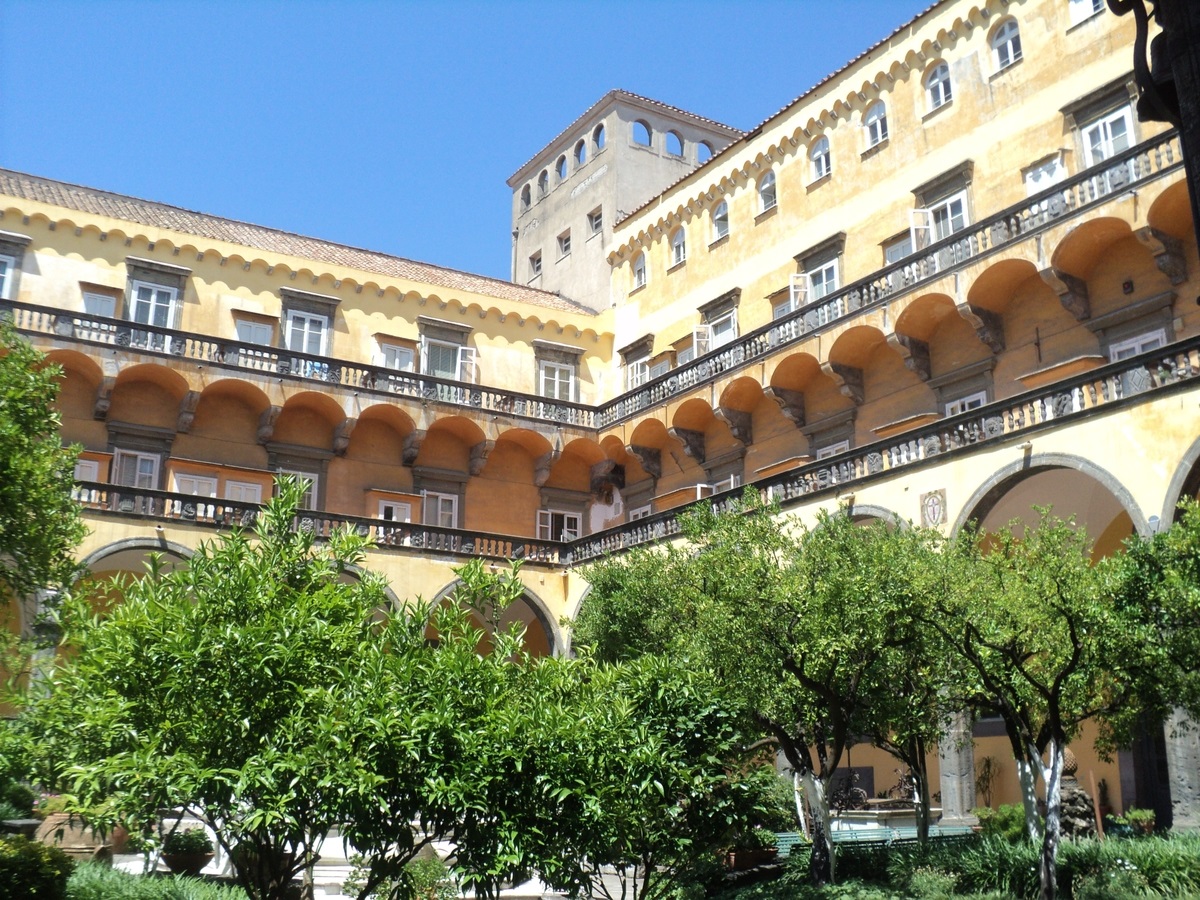 Scorcio del chiostro di San Gregorio Armeno a Napoli. Photo CC BY SA 3.0 by Il Sistemone via Wikipedia