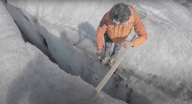 Sergio Maggioni, Un suono in estinzione. Ghiacciaio dell’Adamello, inserting recorder in crevasse