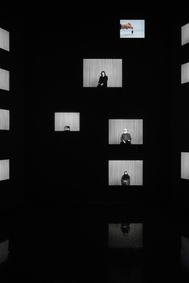 The Conversation Machine. Video, interviste e orchestrazione di Taryn Simon. Installation view at Fondazione Prada, Venezia. Photo Marco Cappelletti