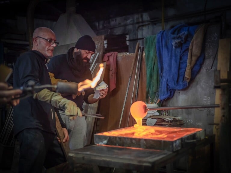 The glassmakers team at work while making Vera Molnár’s “Icône 2020” in the furnace, Murano, Venice, 2020. Photo by Andrea Perotta ©, Courtesy New Murano Gallery