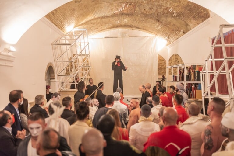 Un momento dello spettacolo all'interno del carcere di Volterra (credit Nico Rossi)