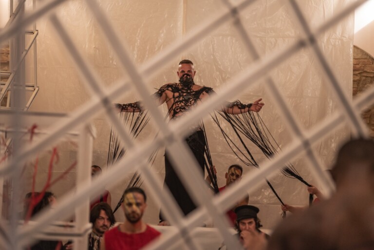 Un momento dello spettacolo all'interno del carcere di Volterra (credit Nico Rossi)