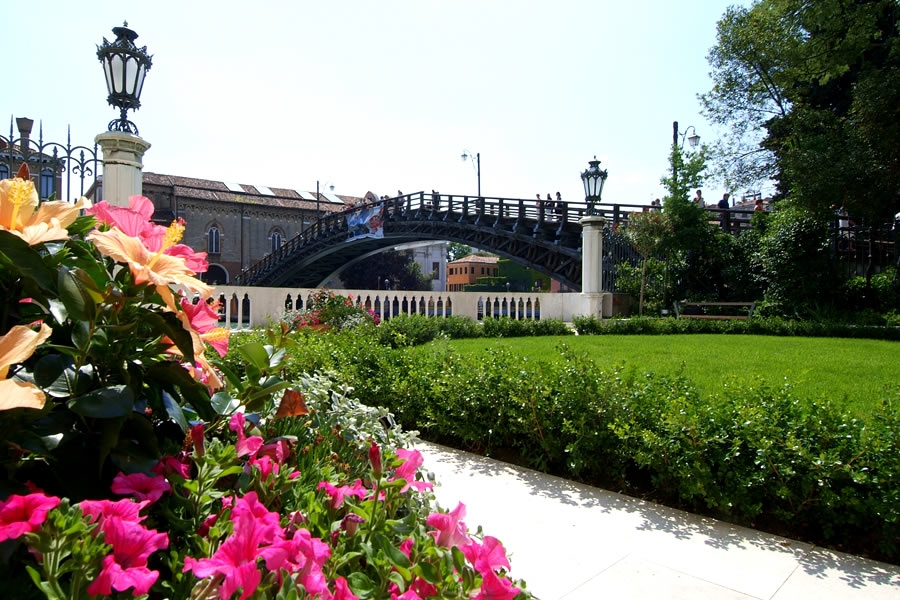 Uno scorcio del giardino di Palazzo Cavalli Franchetti a Venezia
