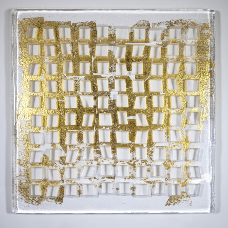 Vera Molnár, Icône 2020, 2021, Murano glass and 24K gold leaf, 60 x 60 cm, photo by Cristiano Corte ©, Courtesy New Murano Gallery