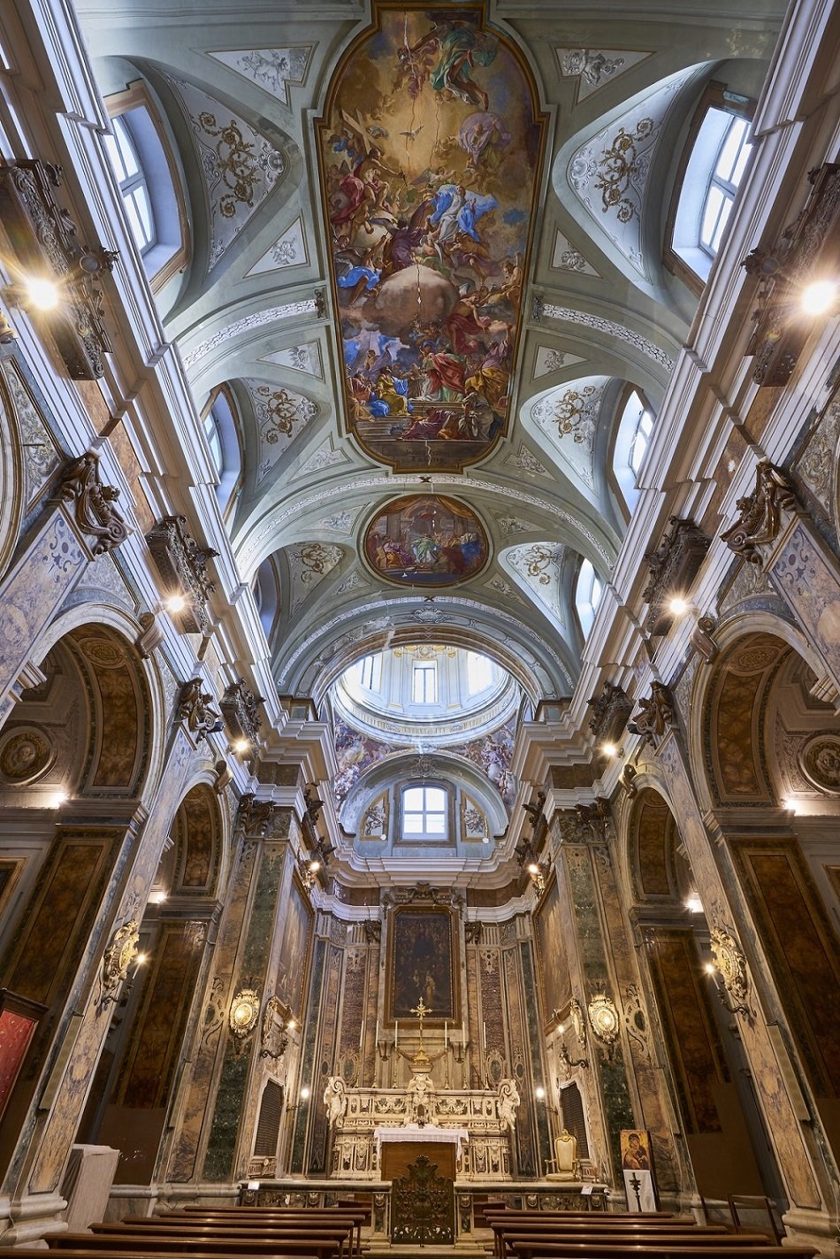 Volta con affreschi di Jacopo Cestaro all'interno della Chiesa dei Santi Filippo e Giacomo di Napoli