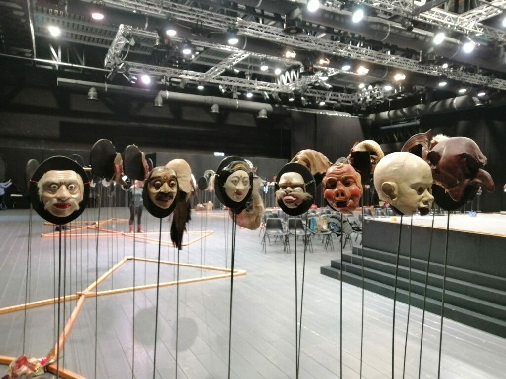 300 maschere, nessuno e centomila volti: il teatro in mostra allo Spazio Rossellini di Roma