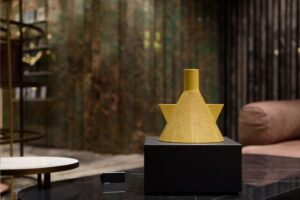 Ceramiche iconiche di grandi artisti e designer. La mostra a Milano